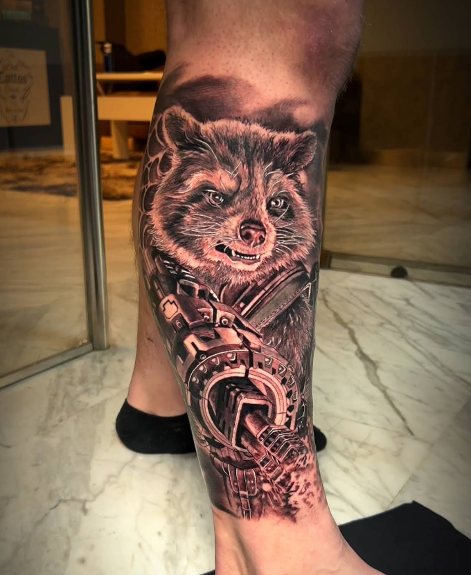 Tatuaje realista de mapache biomecánico en gemelo