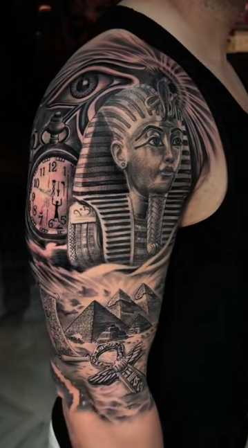 Manga de tatuaje realista de temática egipcia