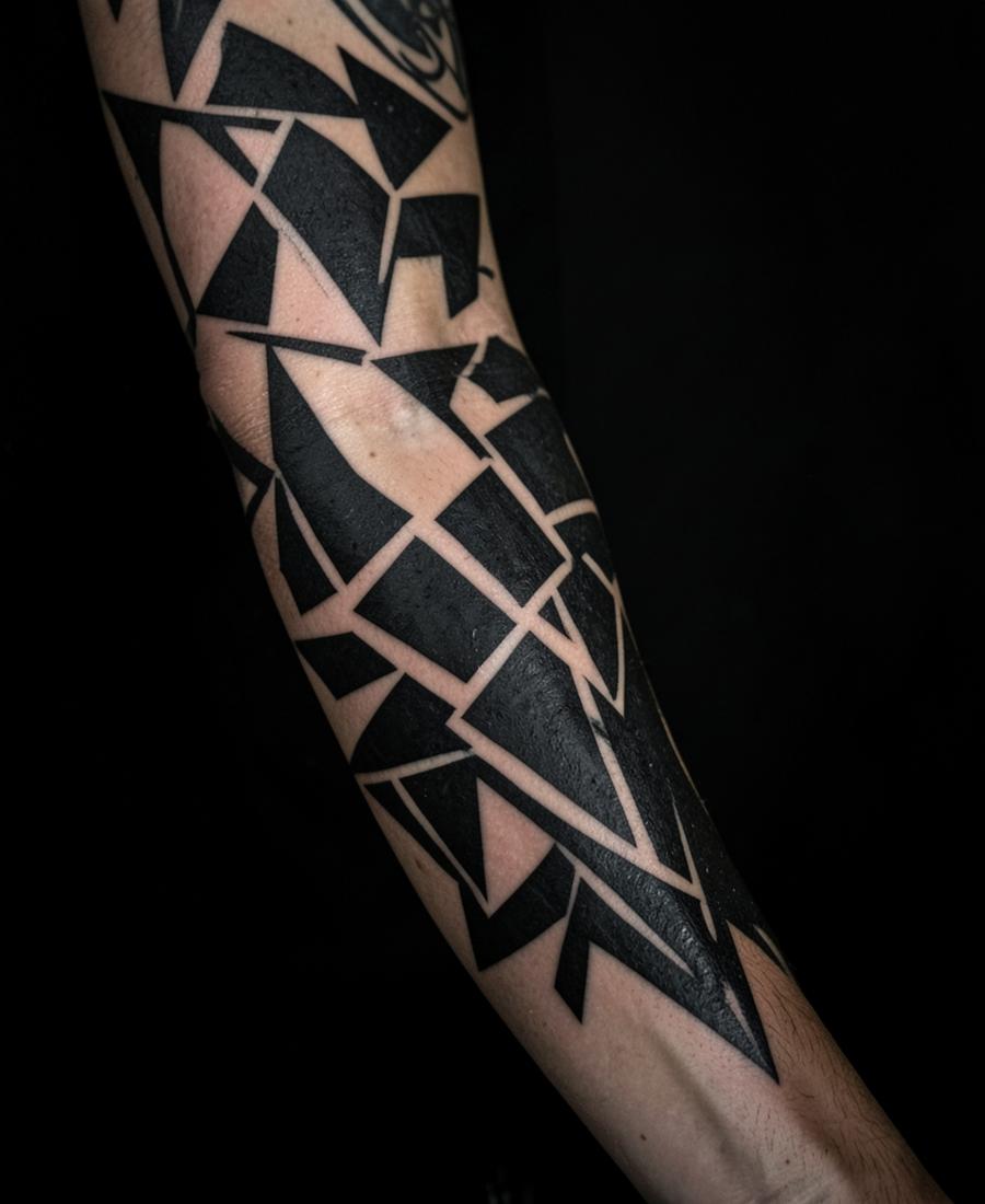 Blackwork geométrico en el brazo