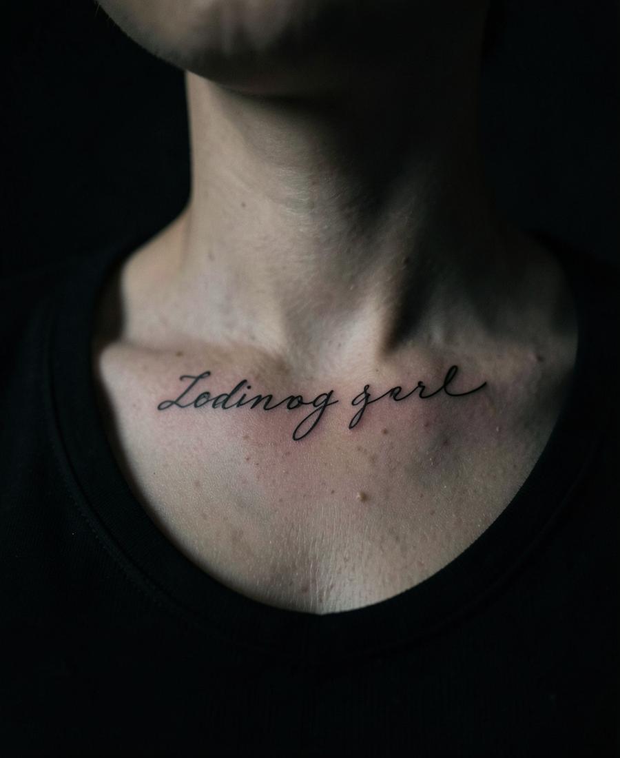 Lettering de línea fina en la clavícula